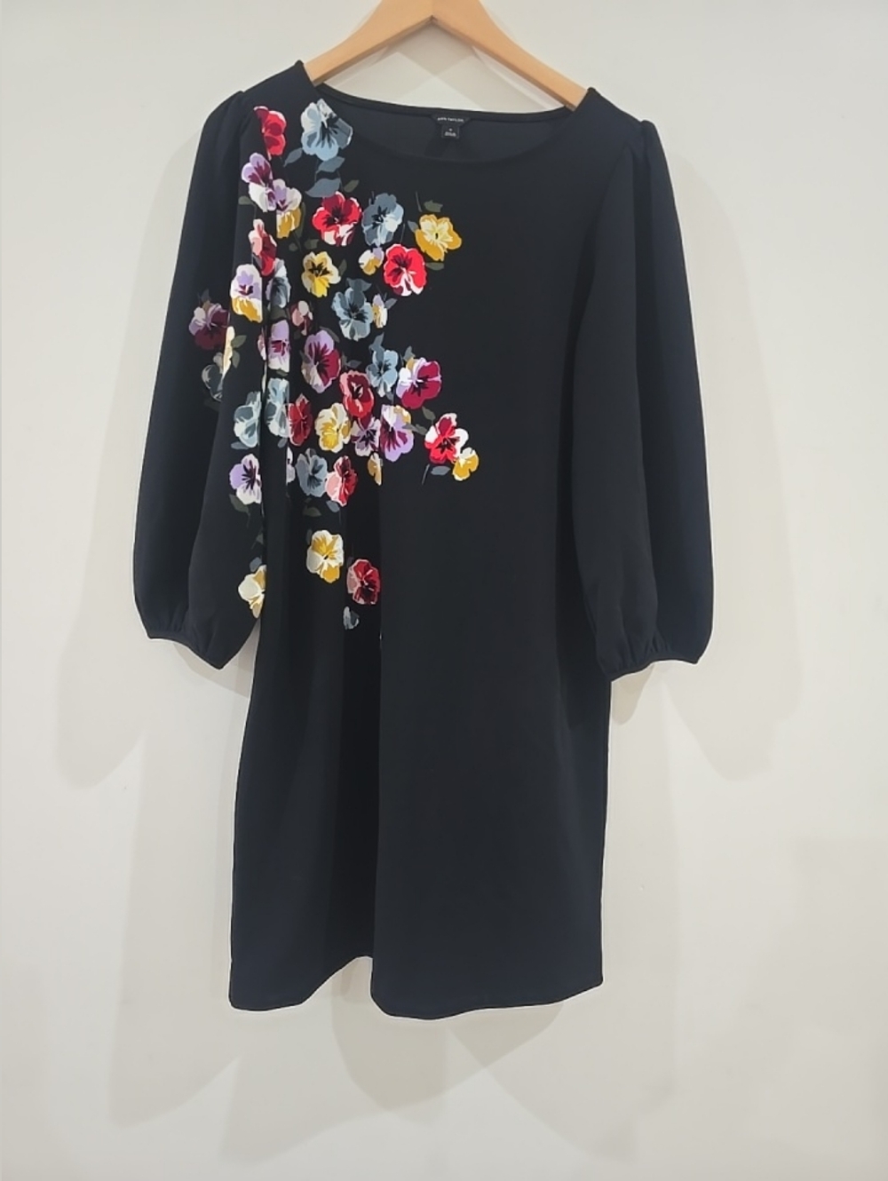 Ann Taylor black floral shift dress round neck 3/4 sleeve knee length M